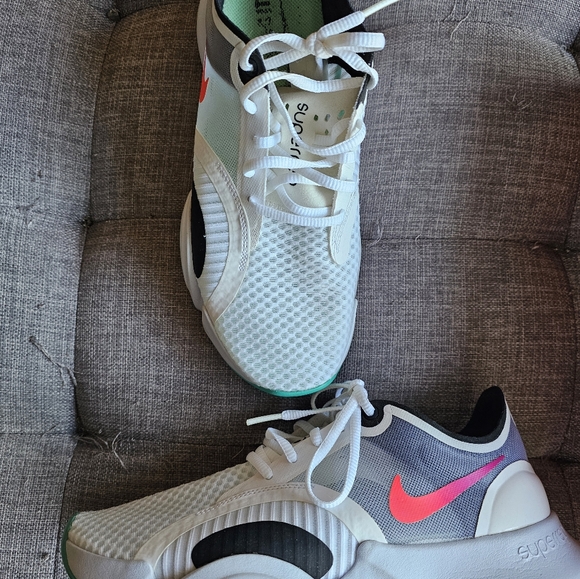 Tennis Shoes Nike - Picture 5 of 8